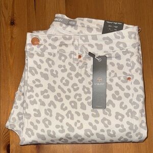 NWT! Tractr White and Gray Animal Print Jeans size 10/30